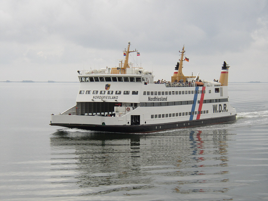 Die Nordfriesland auf der Fahrt von Dagebüll nach Föhr bei glatter See.